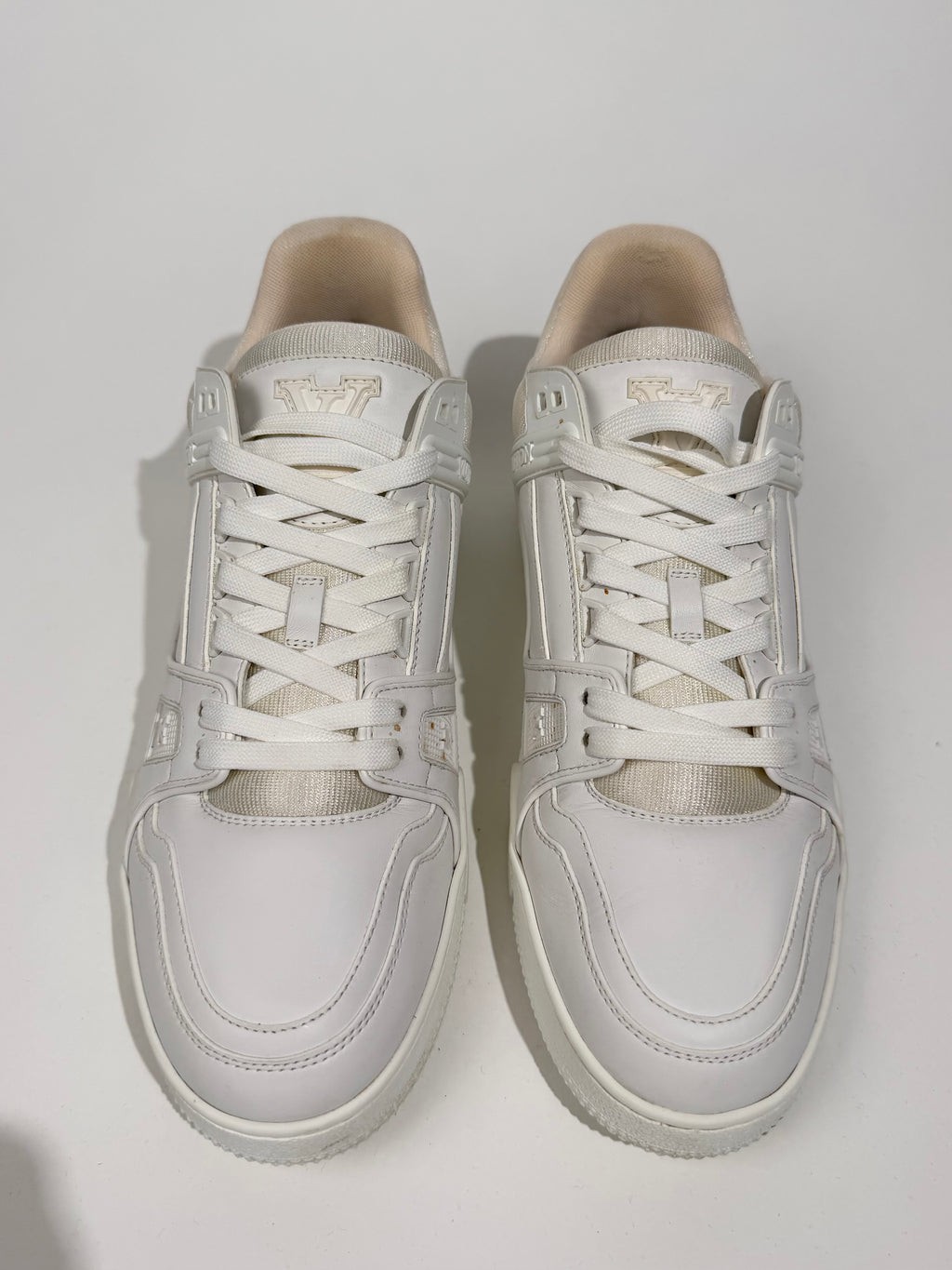 LOUIS VUITTON WHITE LV SNEAKER - UK 8 (Fits 9) | PRE OWNED