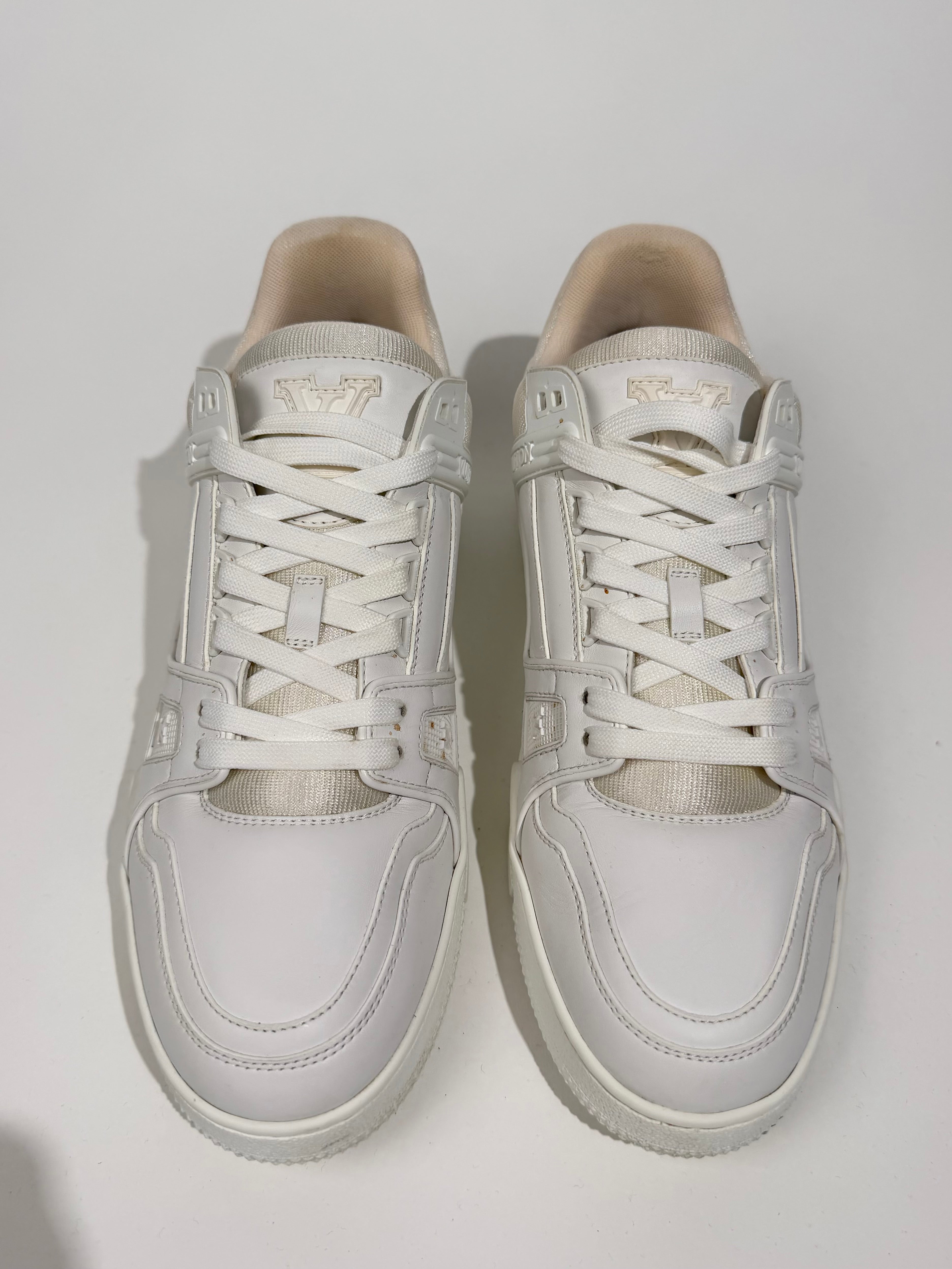 LOUIS VUITTON WHITE LV SNEAKER - UK 8 (Fits 9) | PRE OWNED
