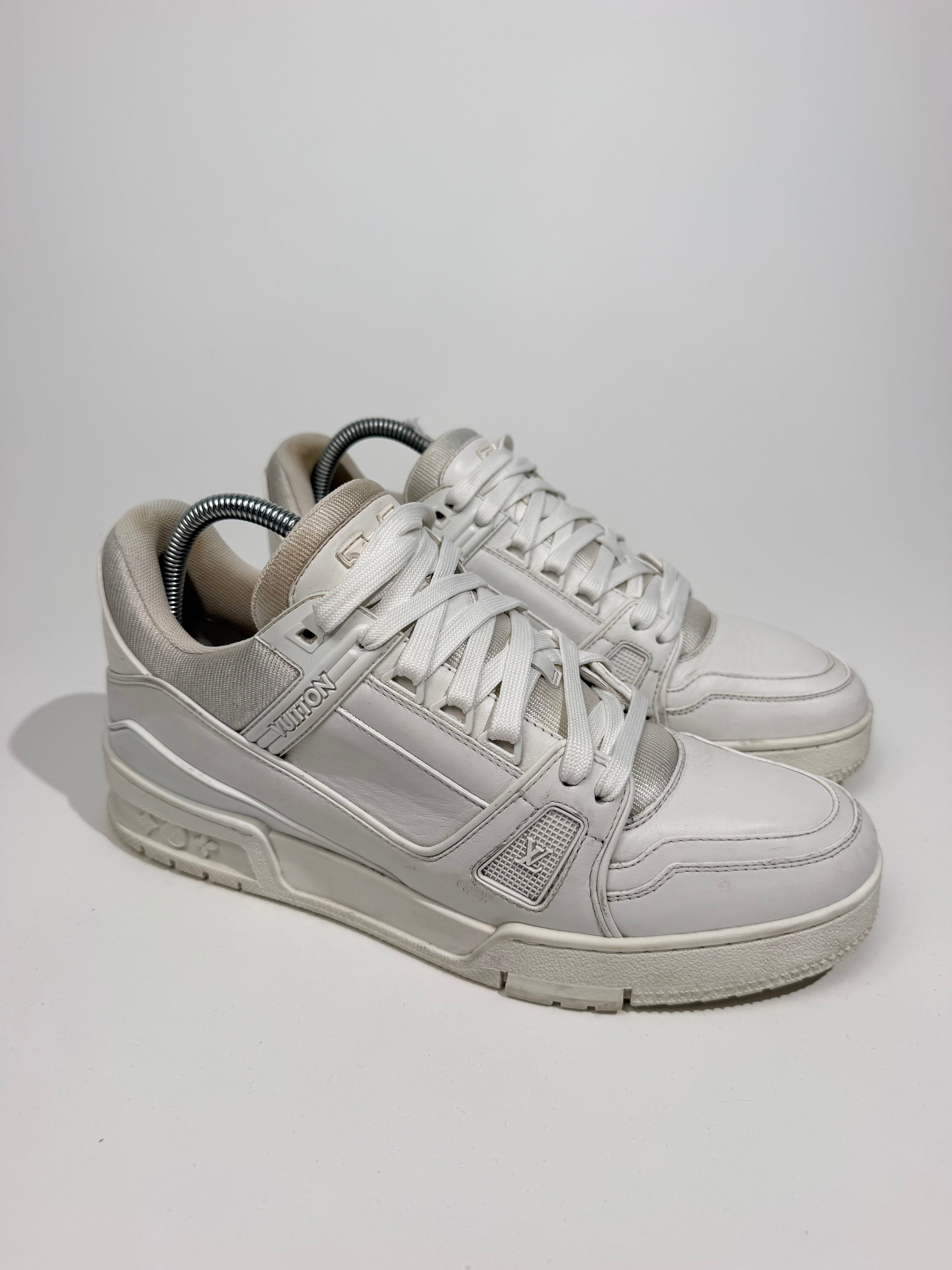 LOUIS VUITTON WHITE LV SNEAKER - UK 7 (Fit 8) | PRE OWNED