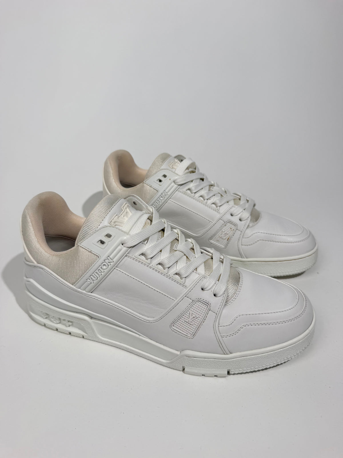 LOUIS VUITTON WHITE LV SNEAKER - UK 8 (Fits 9) | PRE OWNED