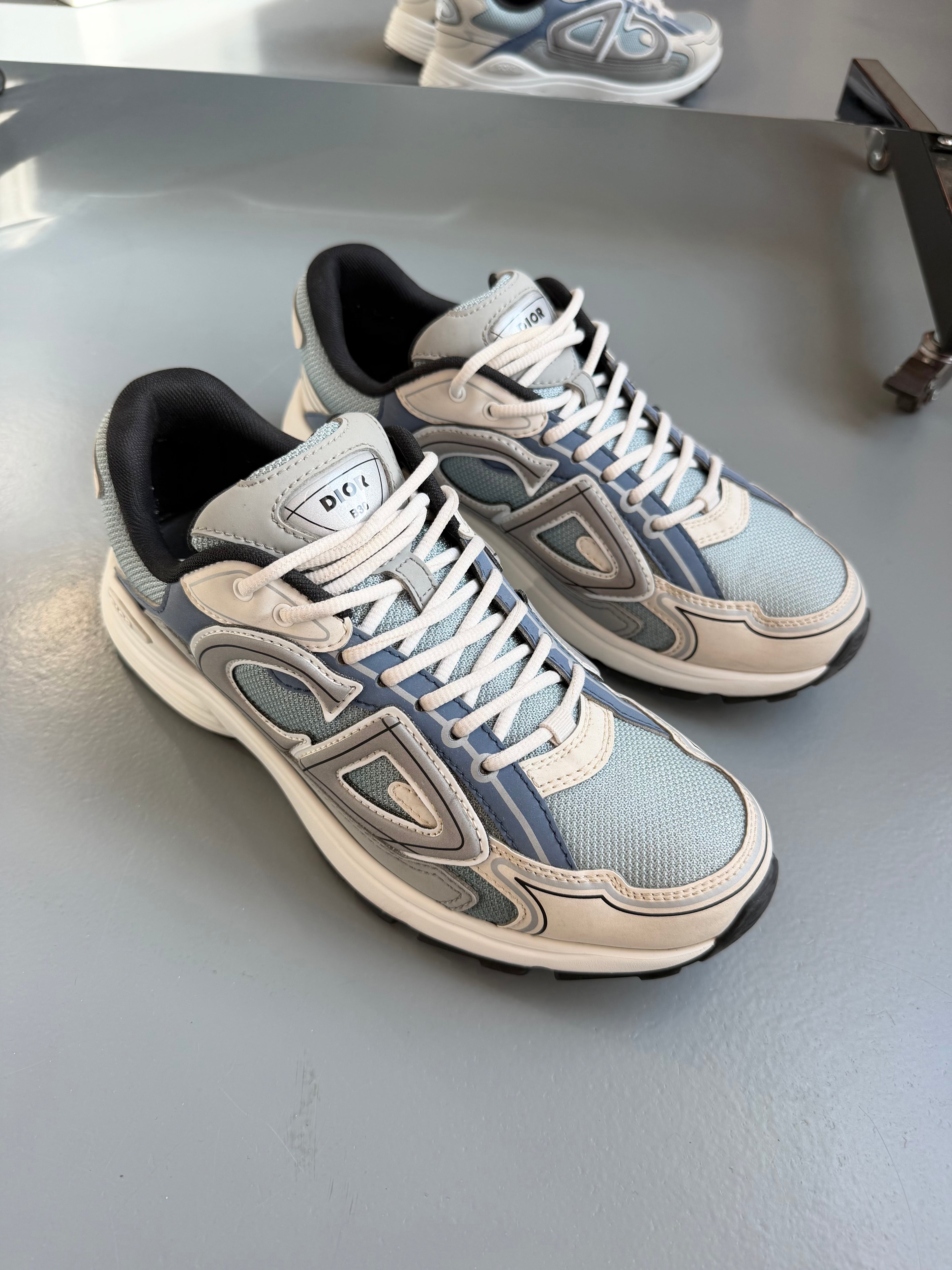 DIOR B30 LIGHT BLUE - UK 6 (40) | PRE OWNED