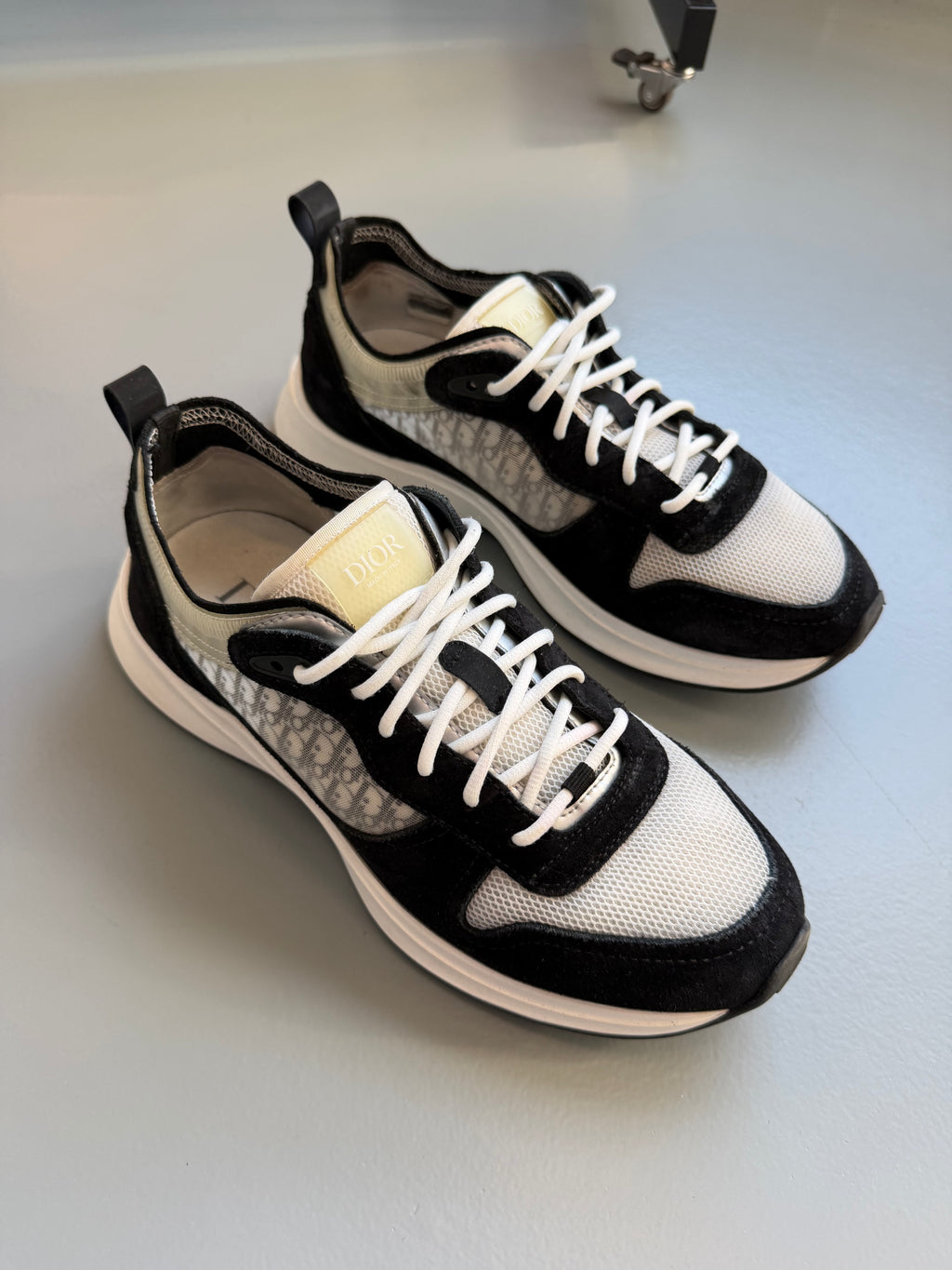 DIOR B25 BLACK / WHITE SNEAKER - UK 7.5 (41.5) | PRE OWNED