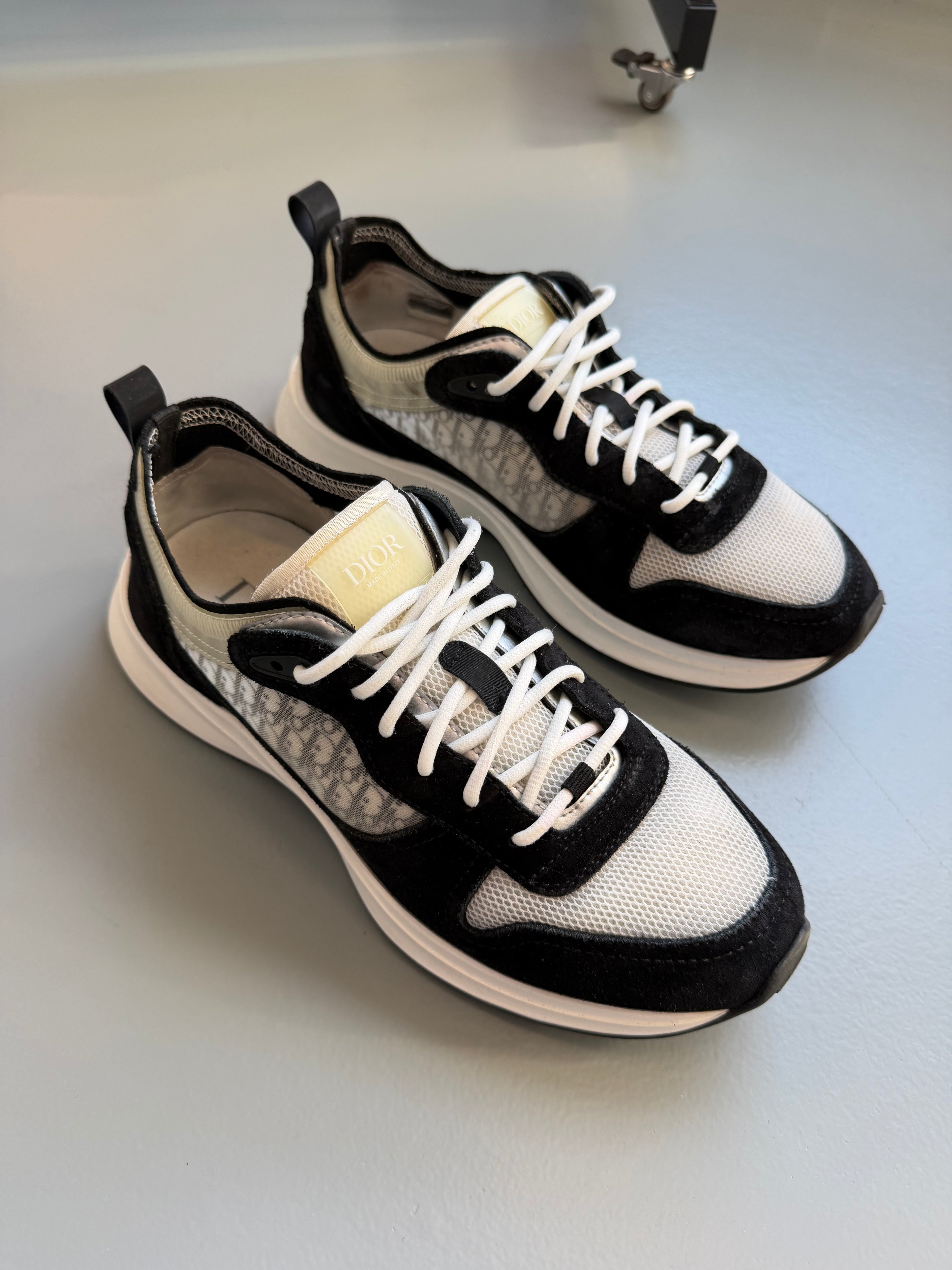 DIOR B25 BLACK / WHITE SNEAKER - UK 7.5 (41.5) | PRE OWNED