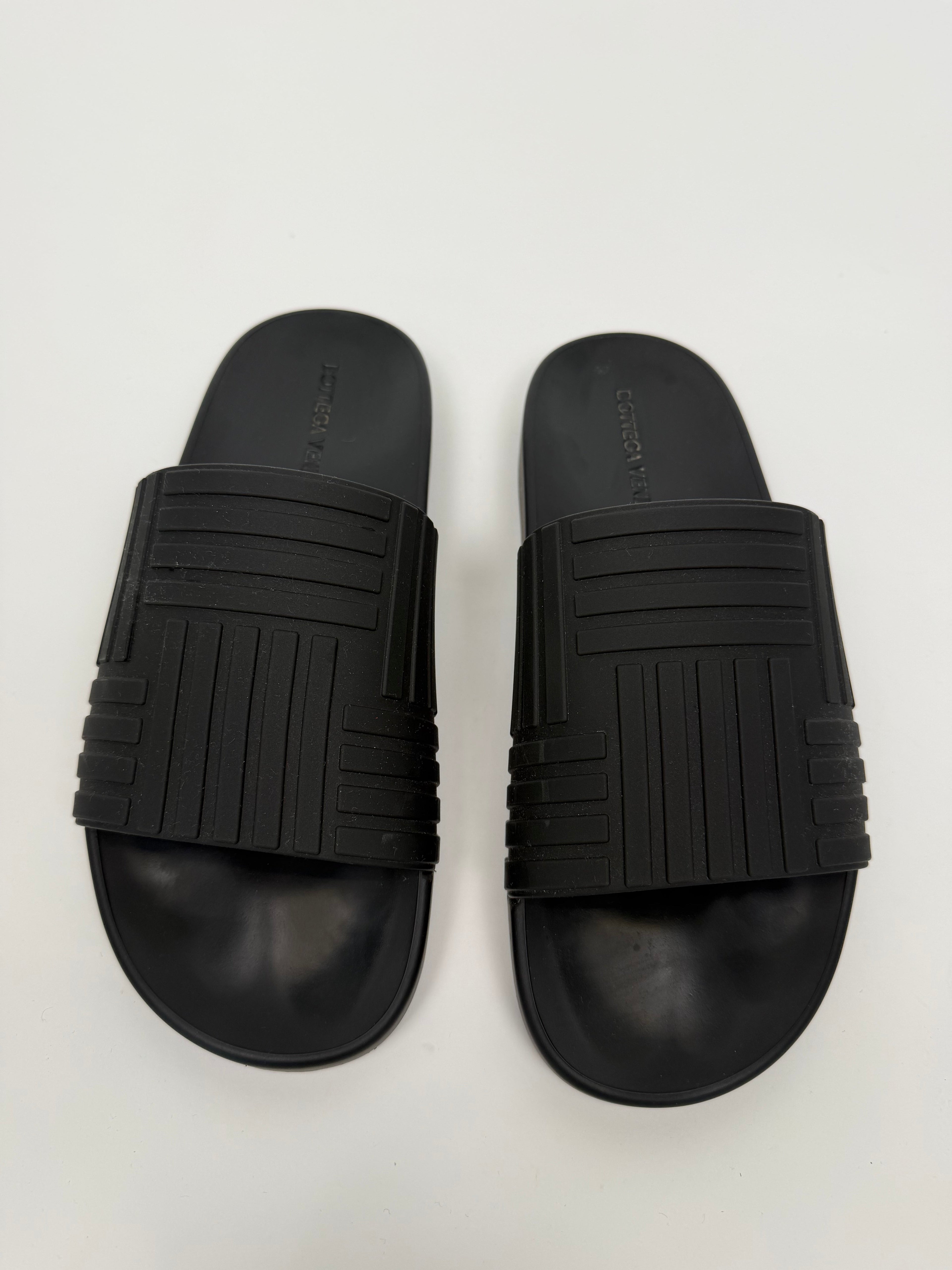 BOTTEGA VENETA BLACK SLIDES - UK 9 (43) | PRE OWNED - Affluent ArchivesUsed HIGH END DESIGNER CLOTHING