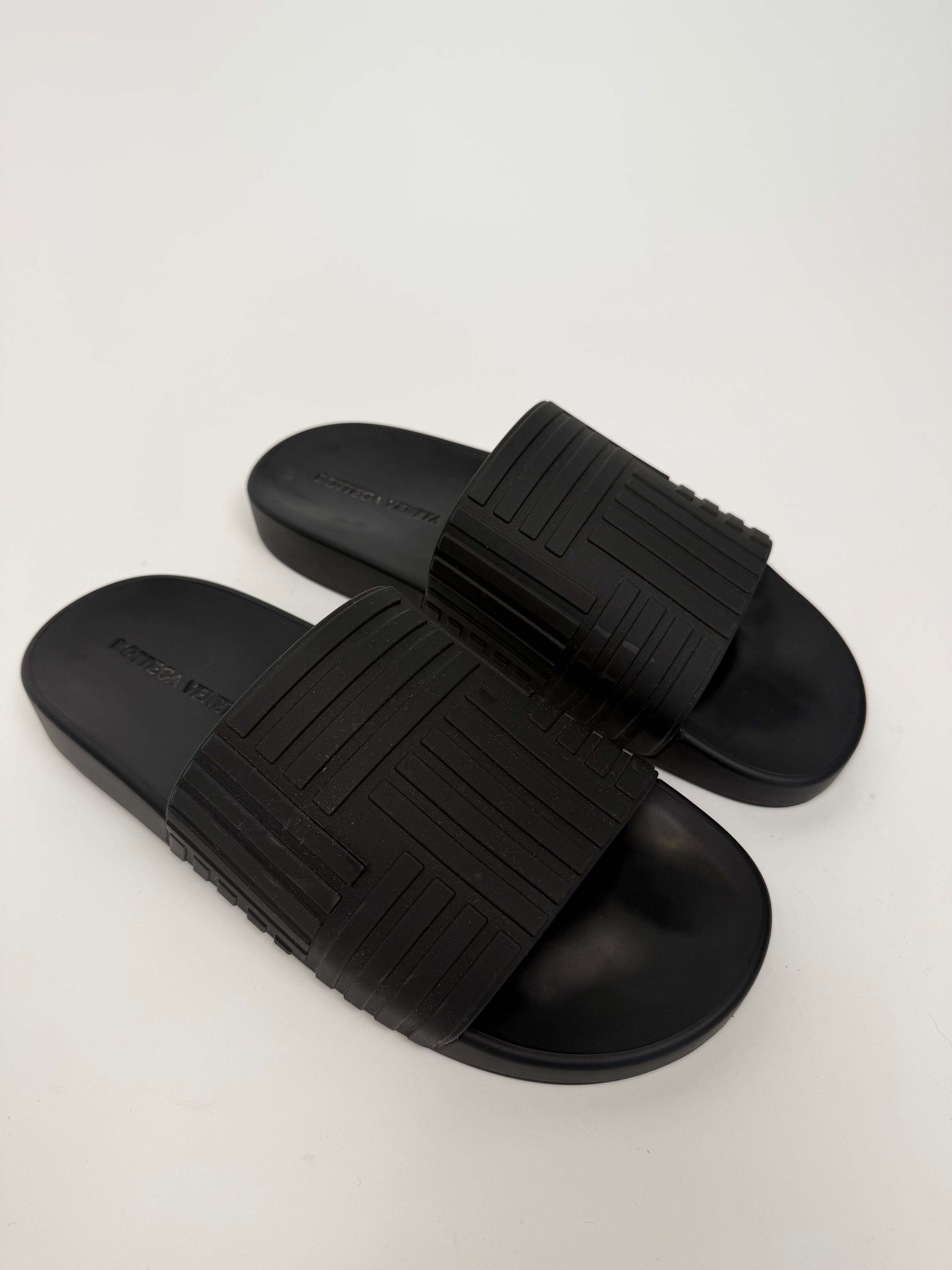 BOTTEGA VENETA BLACK SLIDES - UK 9 (43) | PRE OWNED - Affluent ArchivesUsed HIGH END DESIGNER CLOTHING