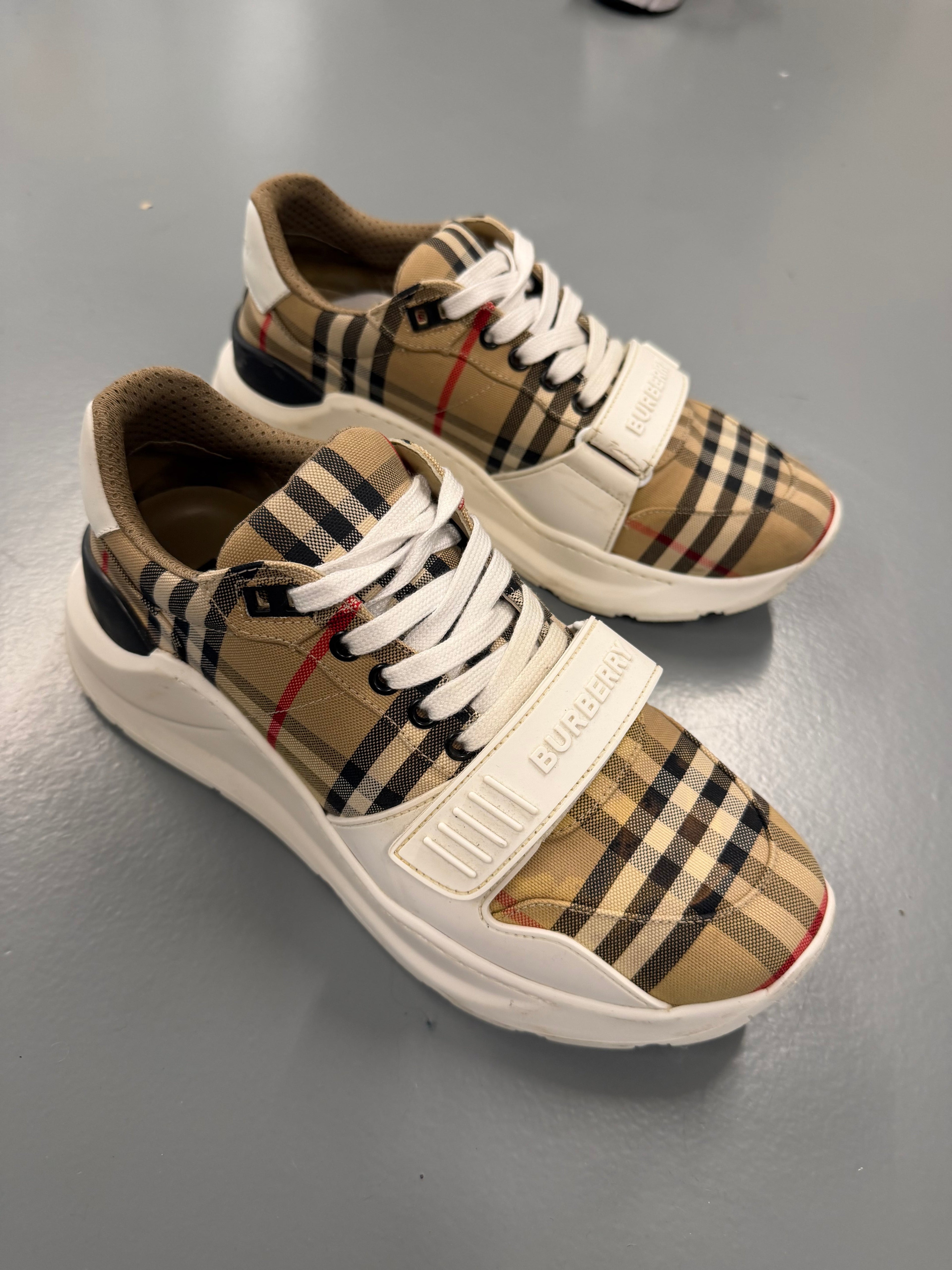 BURBERRY BEIGE SNEAKER - UK 7 (41) - Affluent ArchivesUsed HIGH END DESIGNER CLOTHING