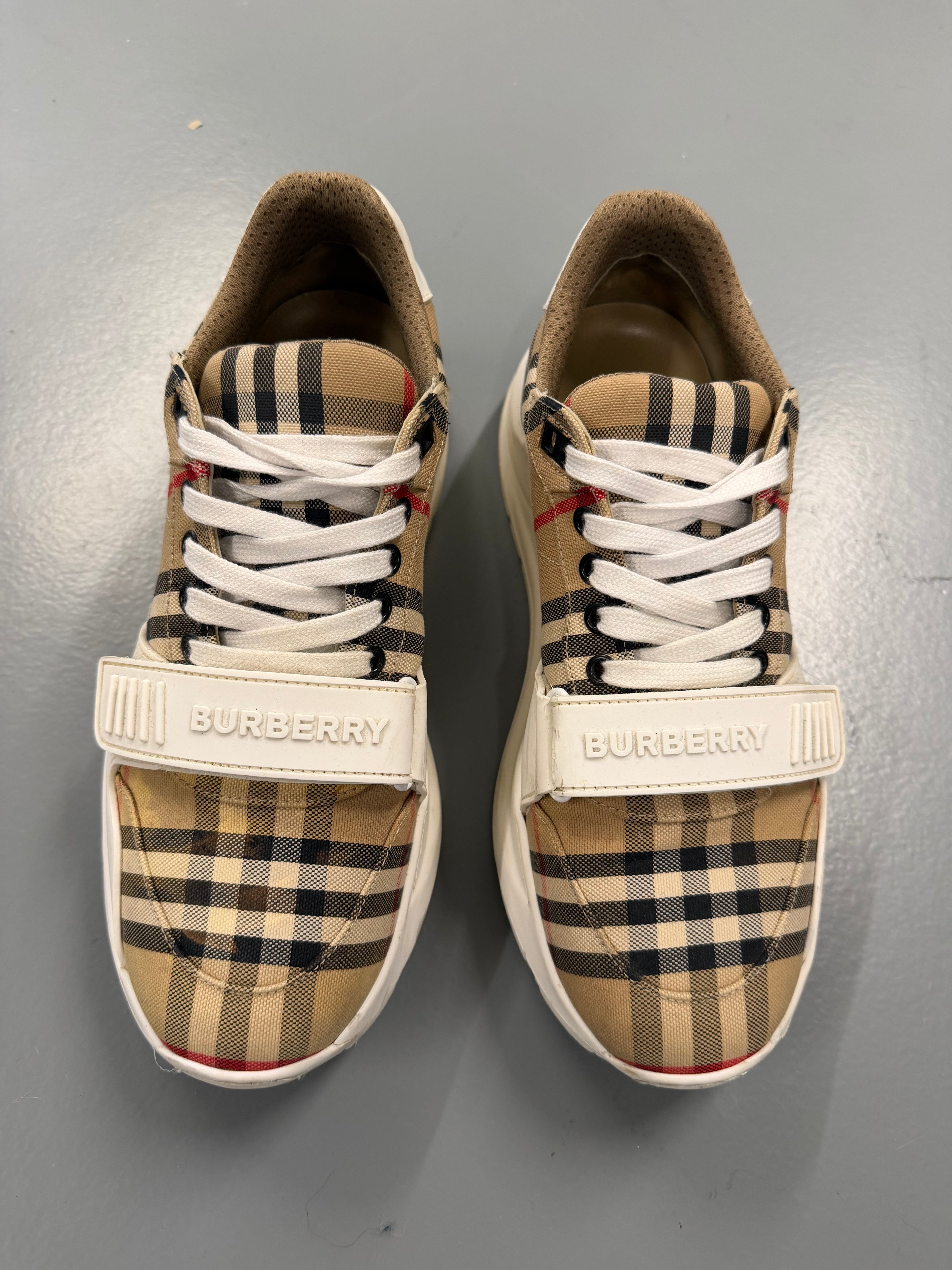 BURBERRY BEIGE SNEAKER - UK 7 (41) - Affluent ArchivesUsed HIGH END DESIGNER CLOTHING