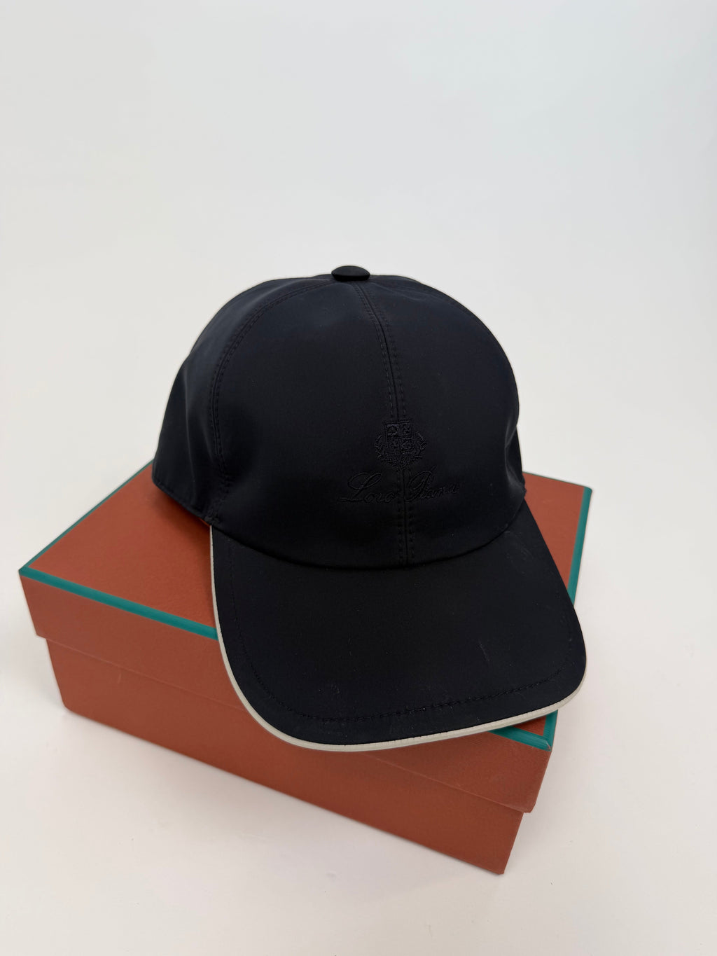 LORO PIANA NAVY NYLON CAP - LARGE | PRE OWNED - Affluent ArchivesUsed HIGH END DESIGNER CLOTHING