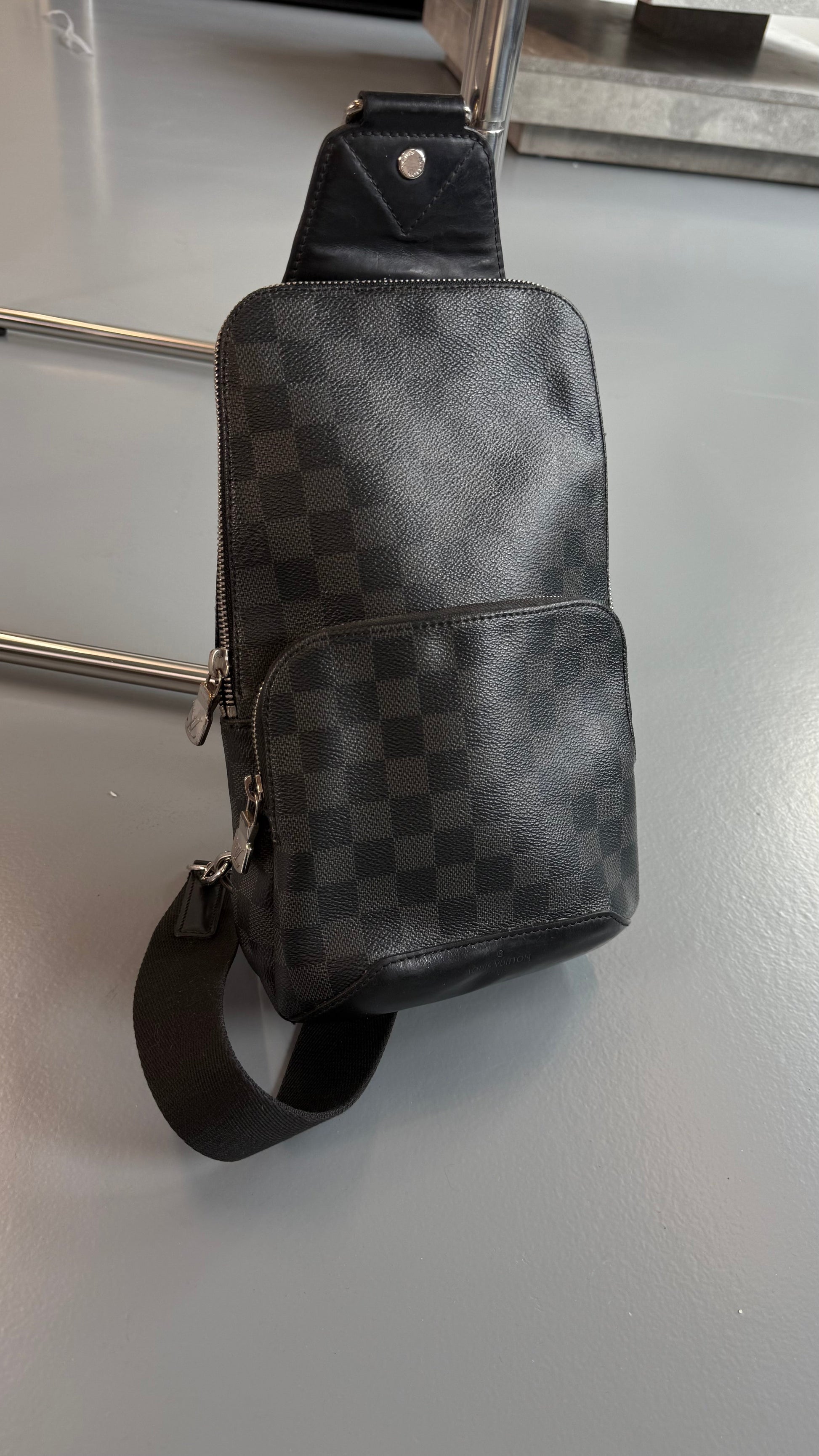 LOUIS VUITTON AVENUE SLING BAG GREY DAMIER - Affluent ArchivesUsed HIGH END DESIGNER CLOTHING
