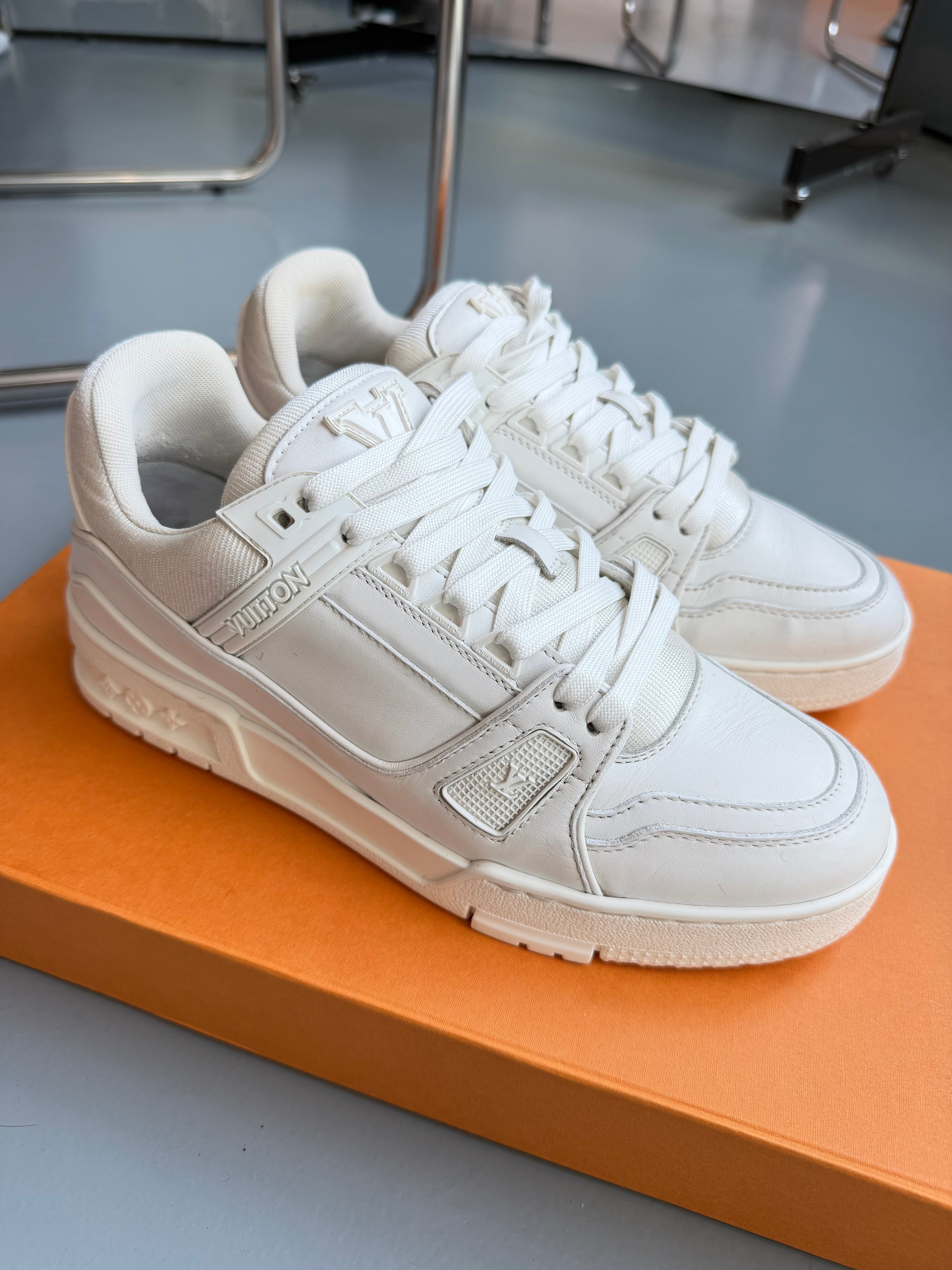 LOUIS VUITTON WHITE LV SNEAKER - UK 6 (Fit 7) | PRE OWNED - Affluent ArchivesUsed HIGH END DESIGNER CLOTHING