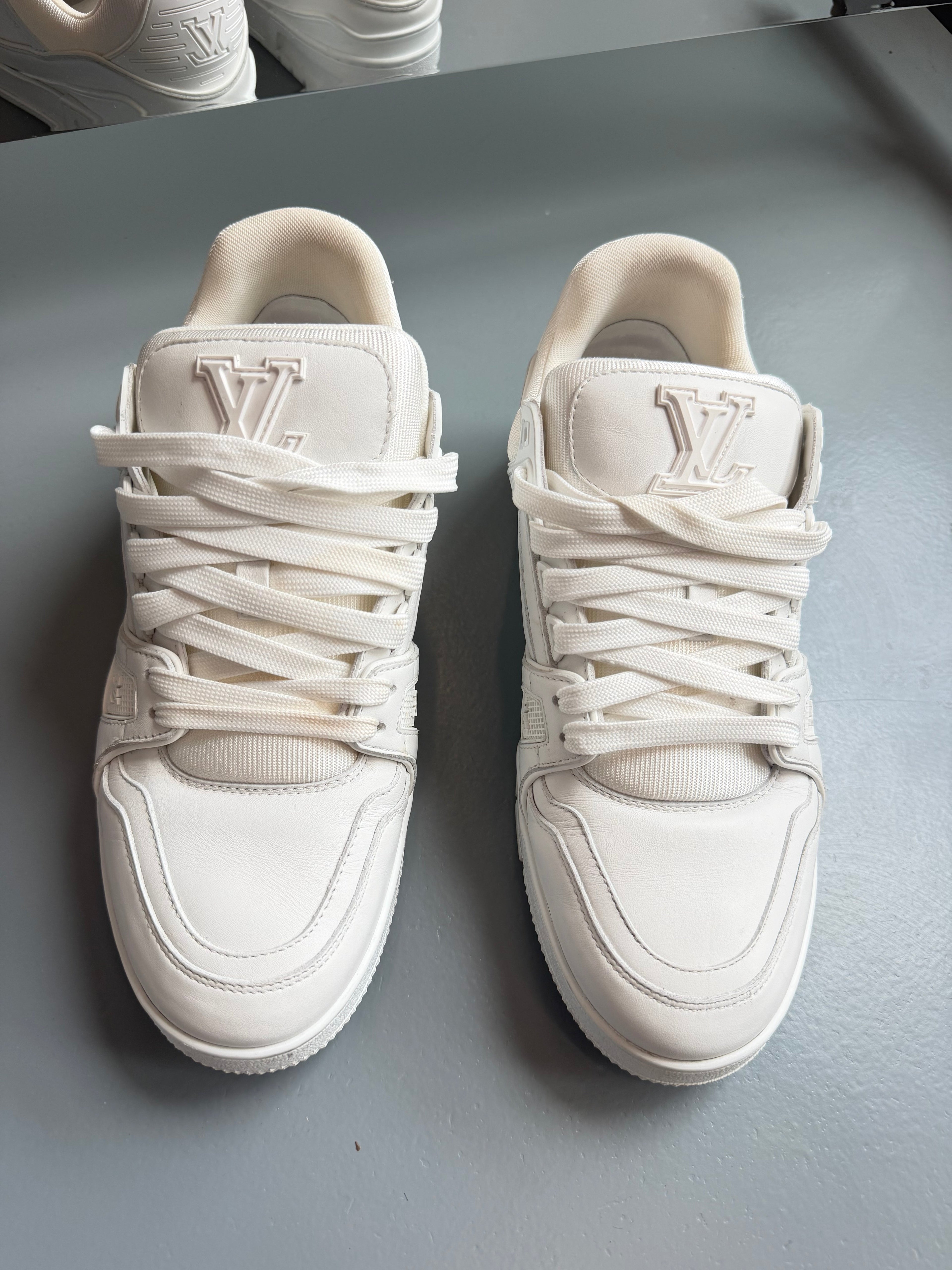 LOUIS VUITTON WHITE LV SNEAKER - UK 6 (Fit 7) | PRE OWNED - Affluent ArchivesUsed HIGH END DESIGNER CLOTHING
