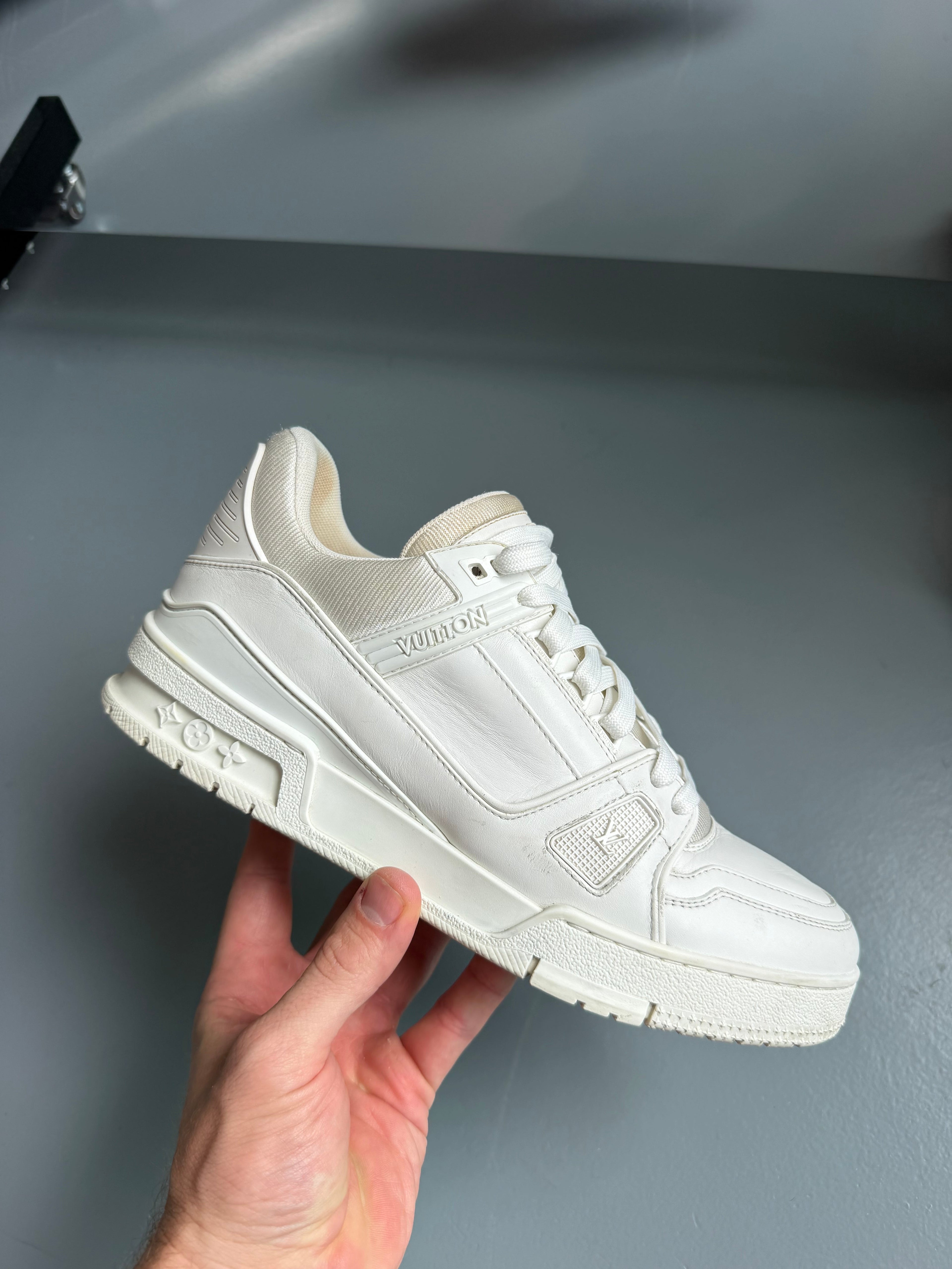 LOUIS VUITTON WHITE LV SNEAKER - UK 6 (Fit 7) | PRE OWNED - Affluent ArchivesUsed HIGH END DESIGNER CLOTHING