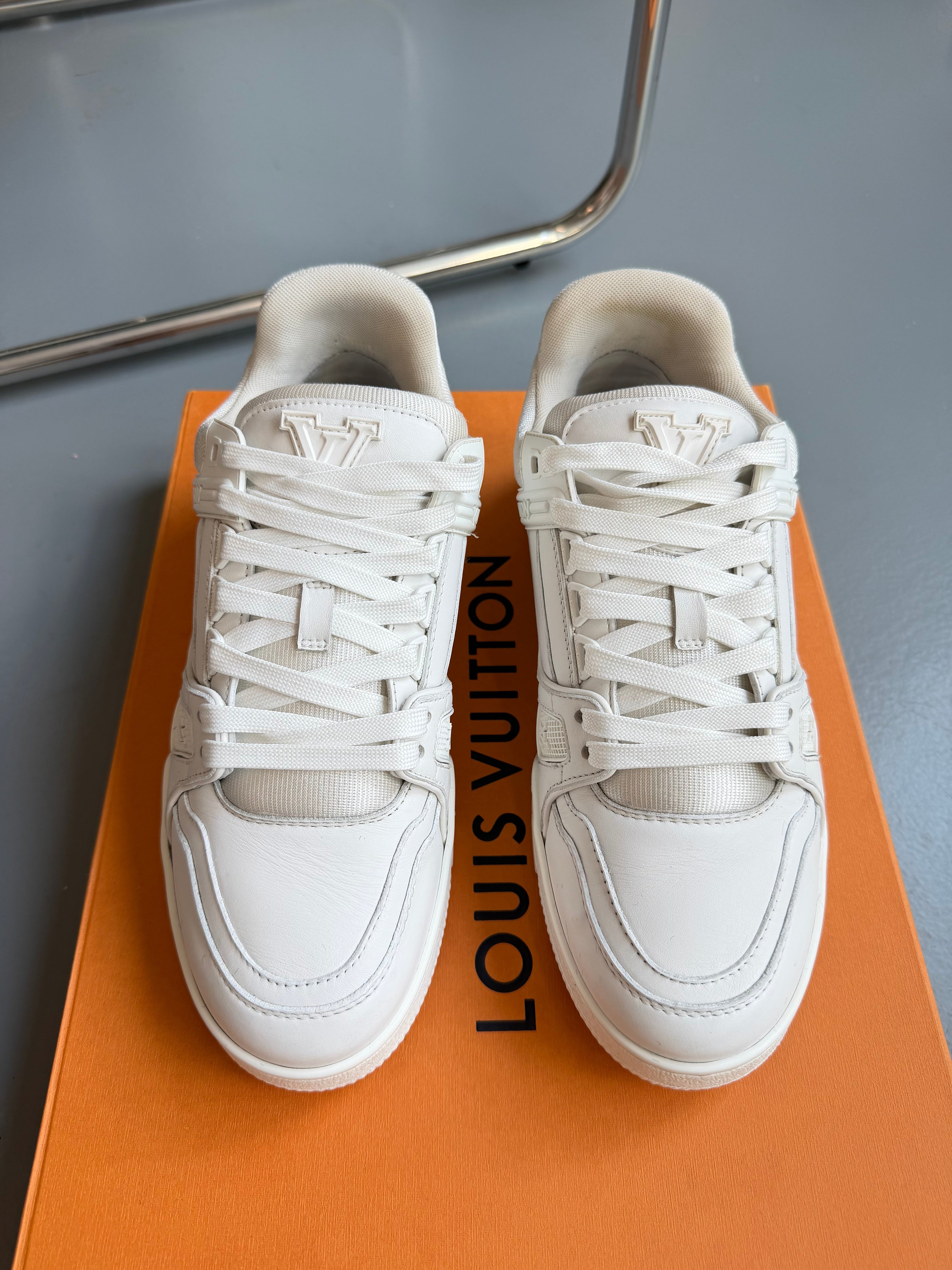 LOUIS VUITTON WHITE LV SNEAKER - UK 6 (Fit 7) | PRE OWNED - Affluent ArchivesUsed HIGH END DESIGNER CLOTHING
