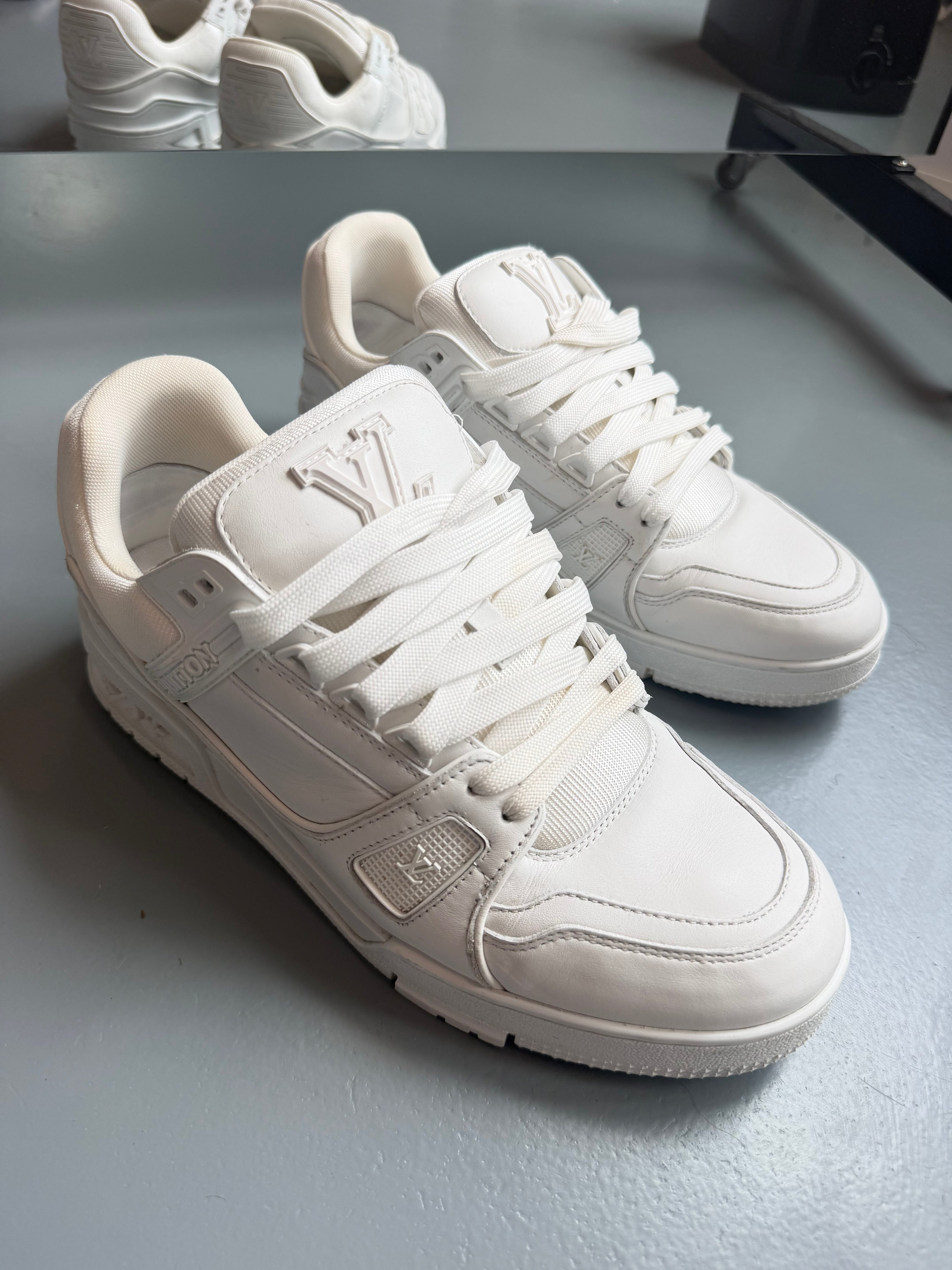 LOUIS VUITTON WHITE LV SNEAKER - UK 6 (Fit 7) | PRE OWNED - Affluent ArchivesUsed HIGH END DESIGNER CLOTHING