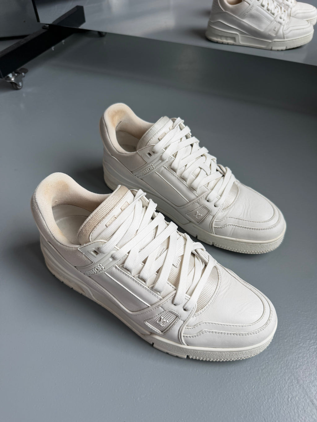 LOUIS VUITTON WHITE LV SNEAKER - UK 6 (Fit 7) | PRE OWNED - Affluent ArchivesUsed HIGH END DESIGNER CLOTHING