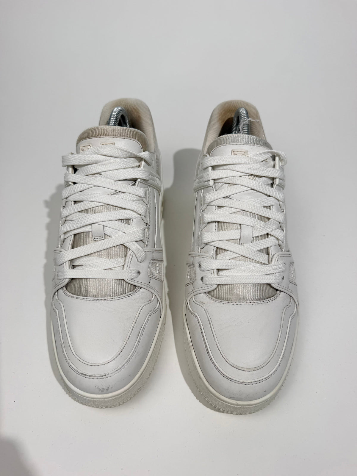 LOUIS VUITTON WHITE LV SNEAKER - UK 7 (Fit 8) | PRE OWNED - Affluent ArchivesUsed HIGH END DESIGNER CLOTHING