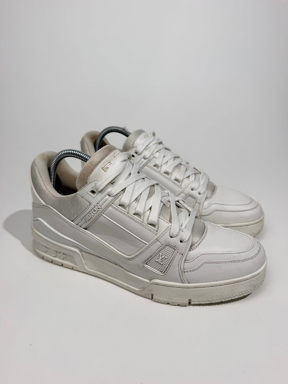 LOUIS VUITTON WHITE LV SNEAKER - UK 7 (Fit 8) | PRE OWNED - Affluent ArchivesUsed HIGH END DESIGNER CLOTHING