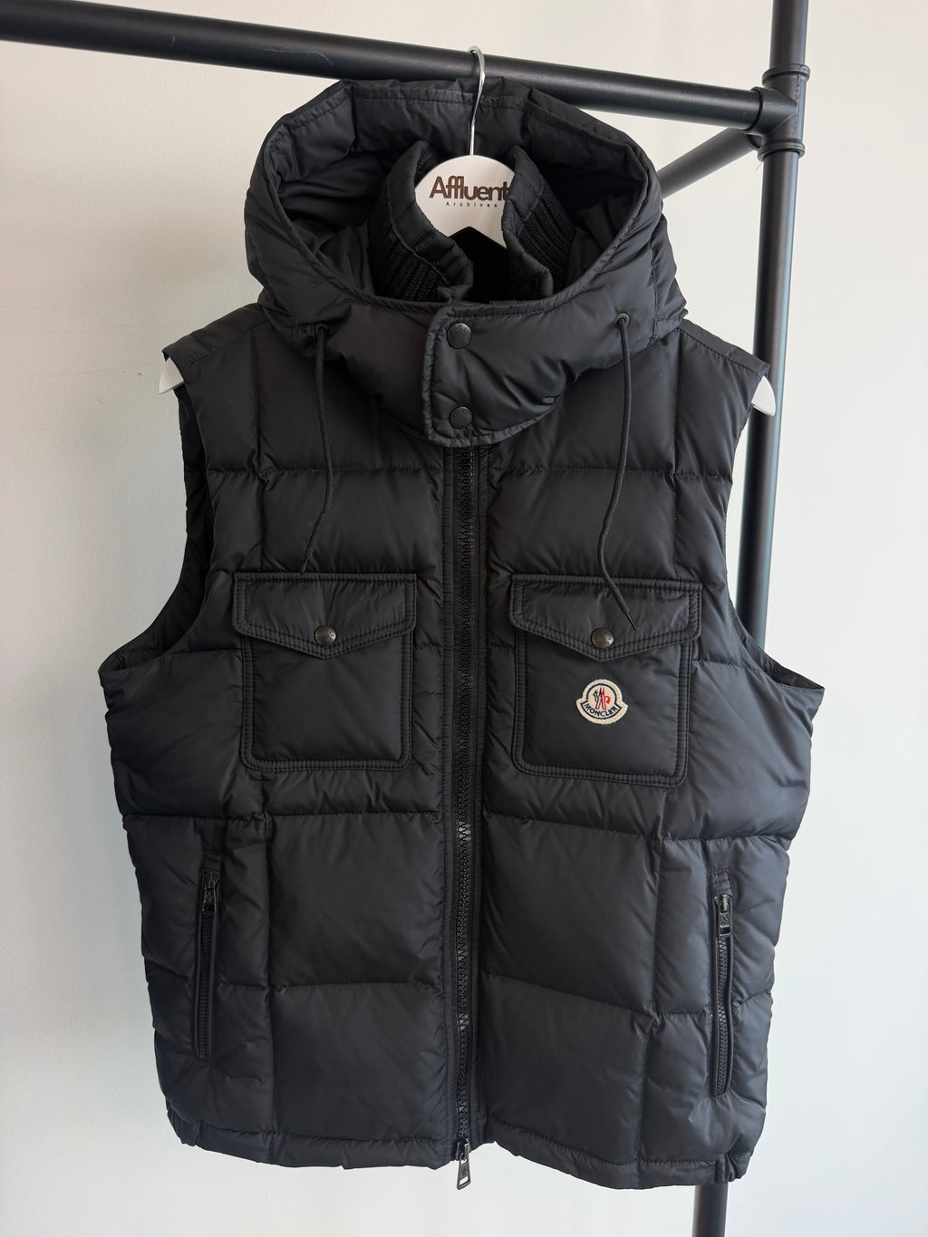 MONCLER BLACK HOODED QUILTED GILET - SIZE 4 (L) | PRE OWNED - Affluent ArchivesUsed HIGH END DESIGNER CLOTHING
