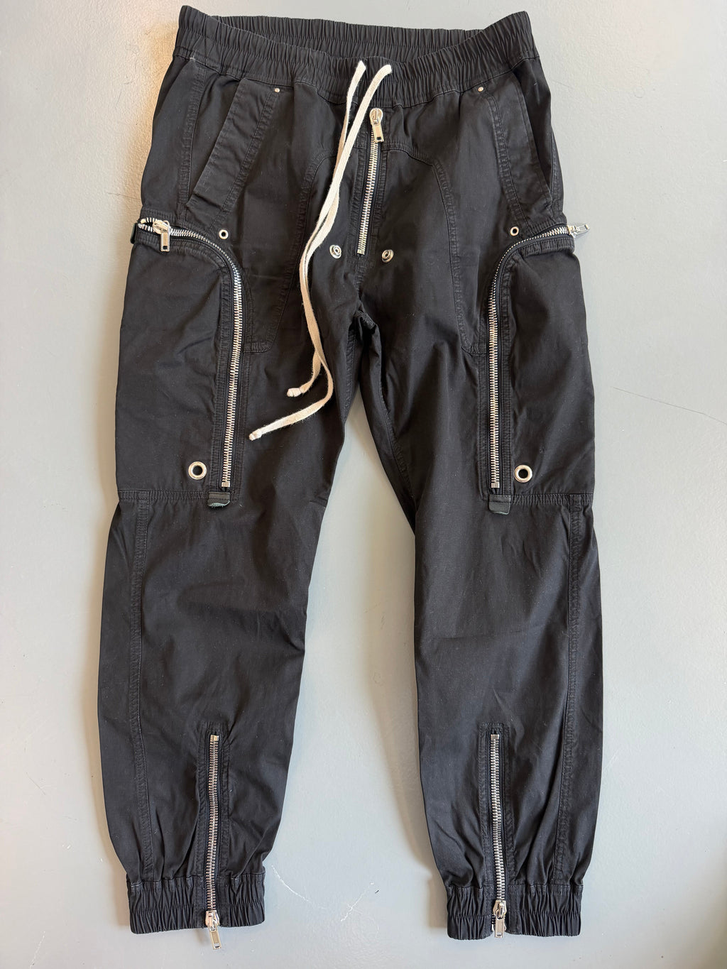 RICK OWENS BLACK CARGO PANTS - MEDIUM | PRE OWNED - Affluent ArchivesUsed HIGH END DESIGNER CLOTHING