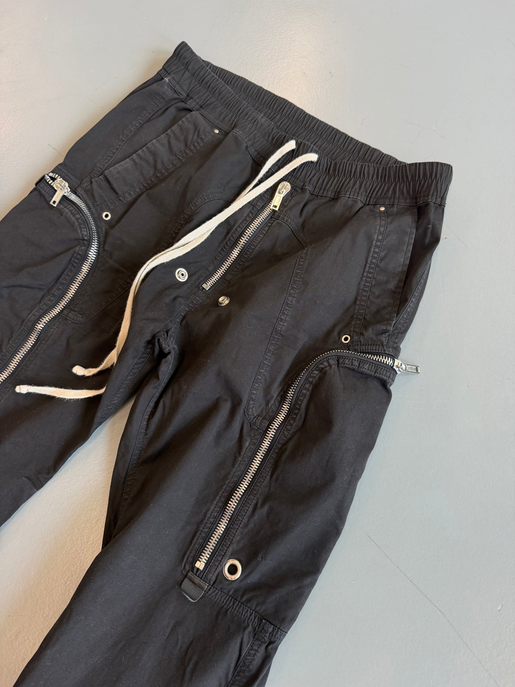 RICK OWENS BLACK CARGO PANTS - MEDIUM | PRE OWNED - Affluent ArchivesUsed HIGH END DESIGNER CLOTHING